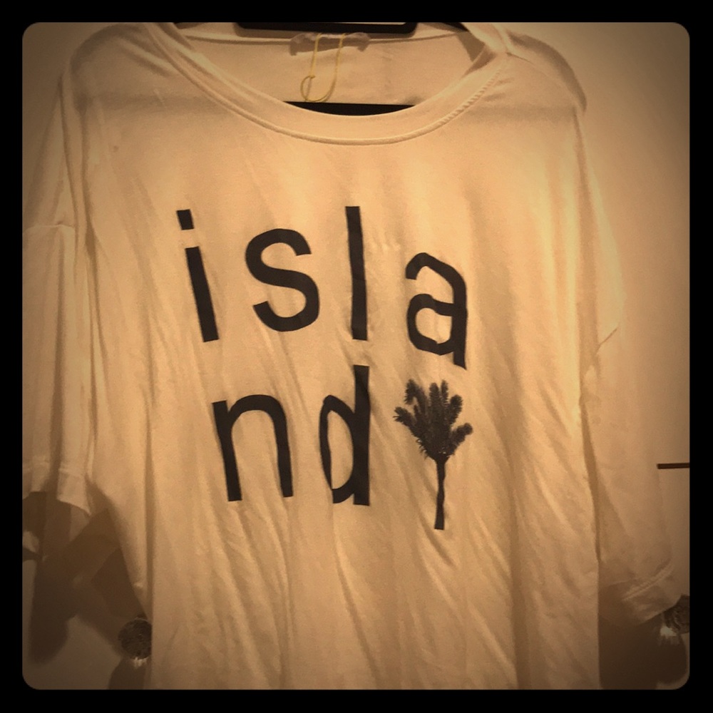 Selling an island t shirt 🌴